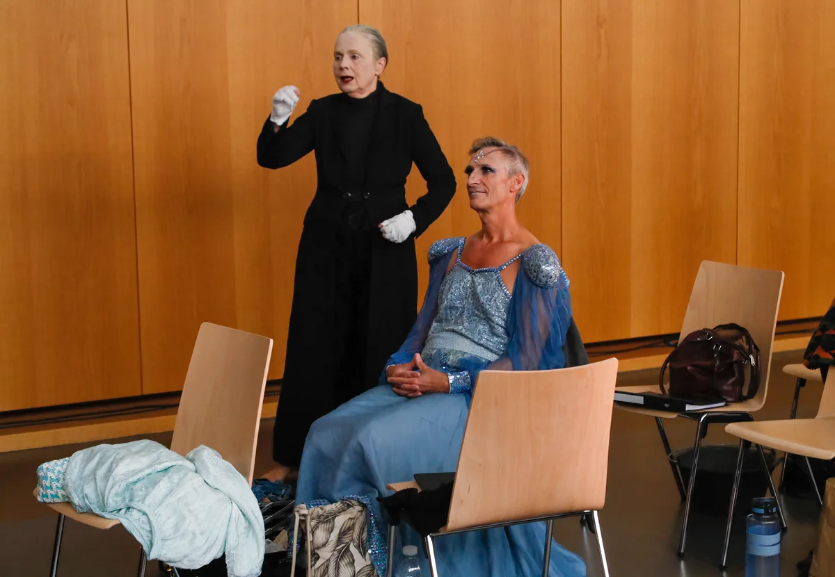 20240915Rikon im ToesstalLRegisseurin Charlotte JossAuswahl. Hinten Regisseurin Charlotte Joss